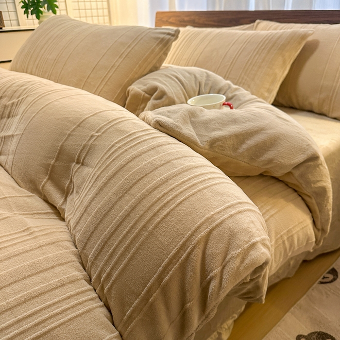 91家纺网 家纺一手货源 找家纺 沐晴家纺 2024秋冬新款雕花牛奶绒纯色简约轻奢四件套 简约条纹-奶咖