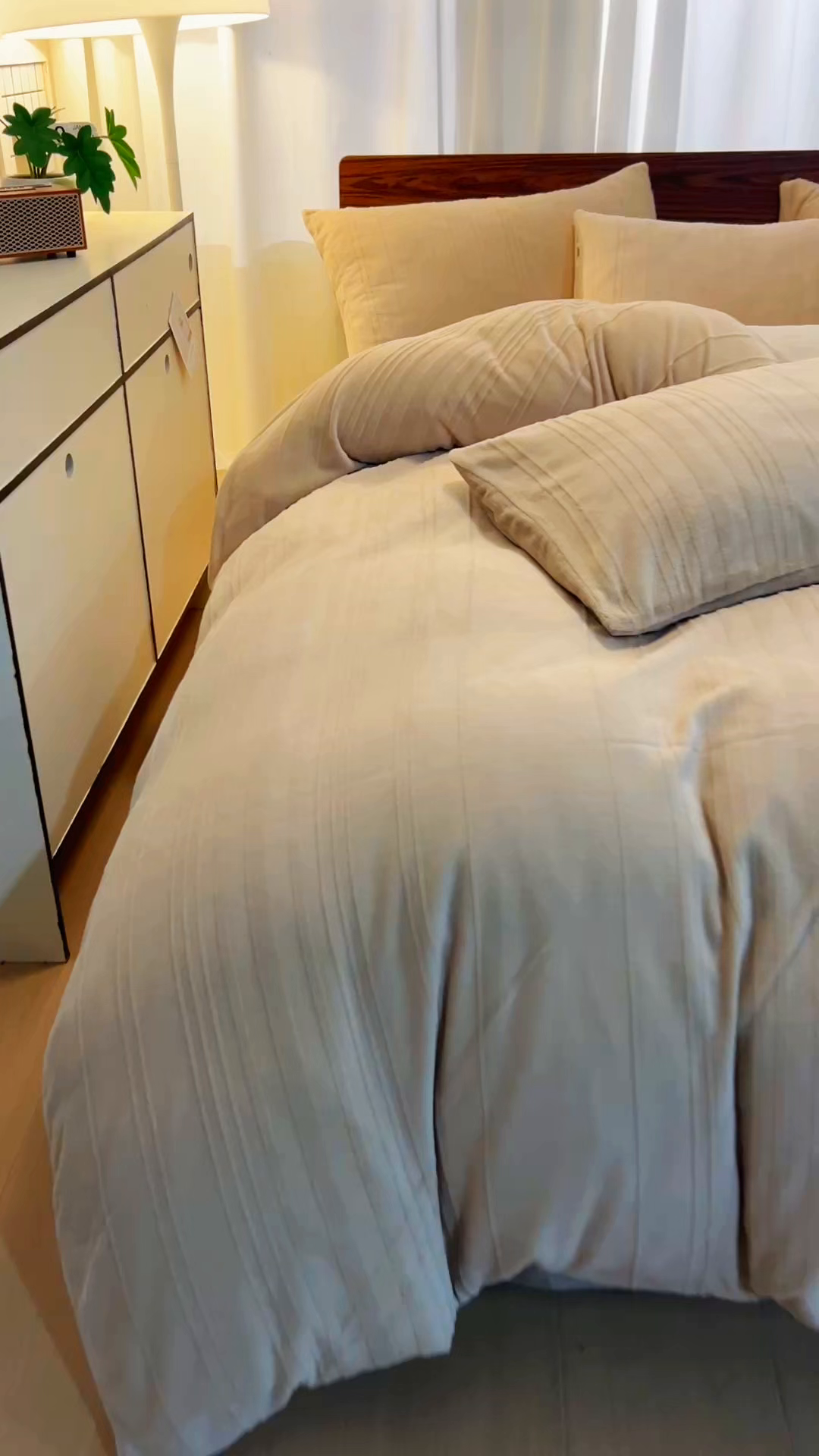 91家纺网 家纺一手货源 找家纺 沐晴家纺 2024秋冬新款雕花牛奶绒纯色简约轻奢四件套 简约条纹-奶咖