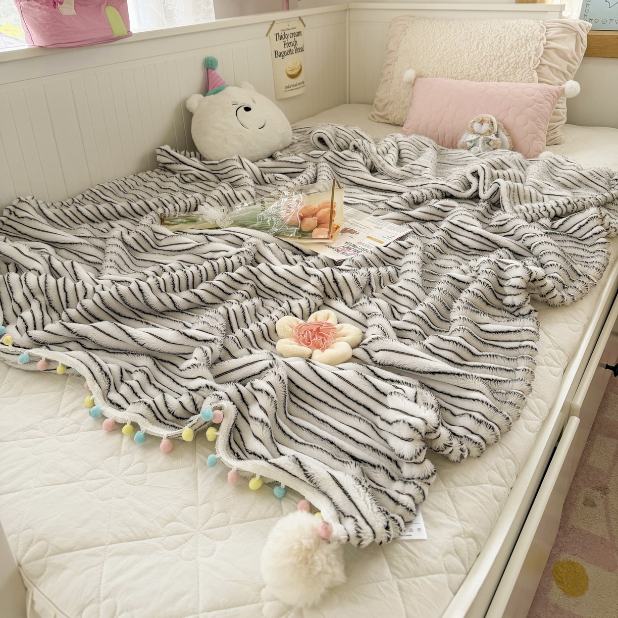 91家纺网 家纺一手货源 找家纺 潮邦创意家居 2025新款300G双面阳离子提花工艺球毯-花缀柔绒系列 花缀柔绒-黑