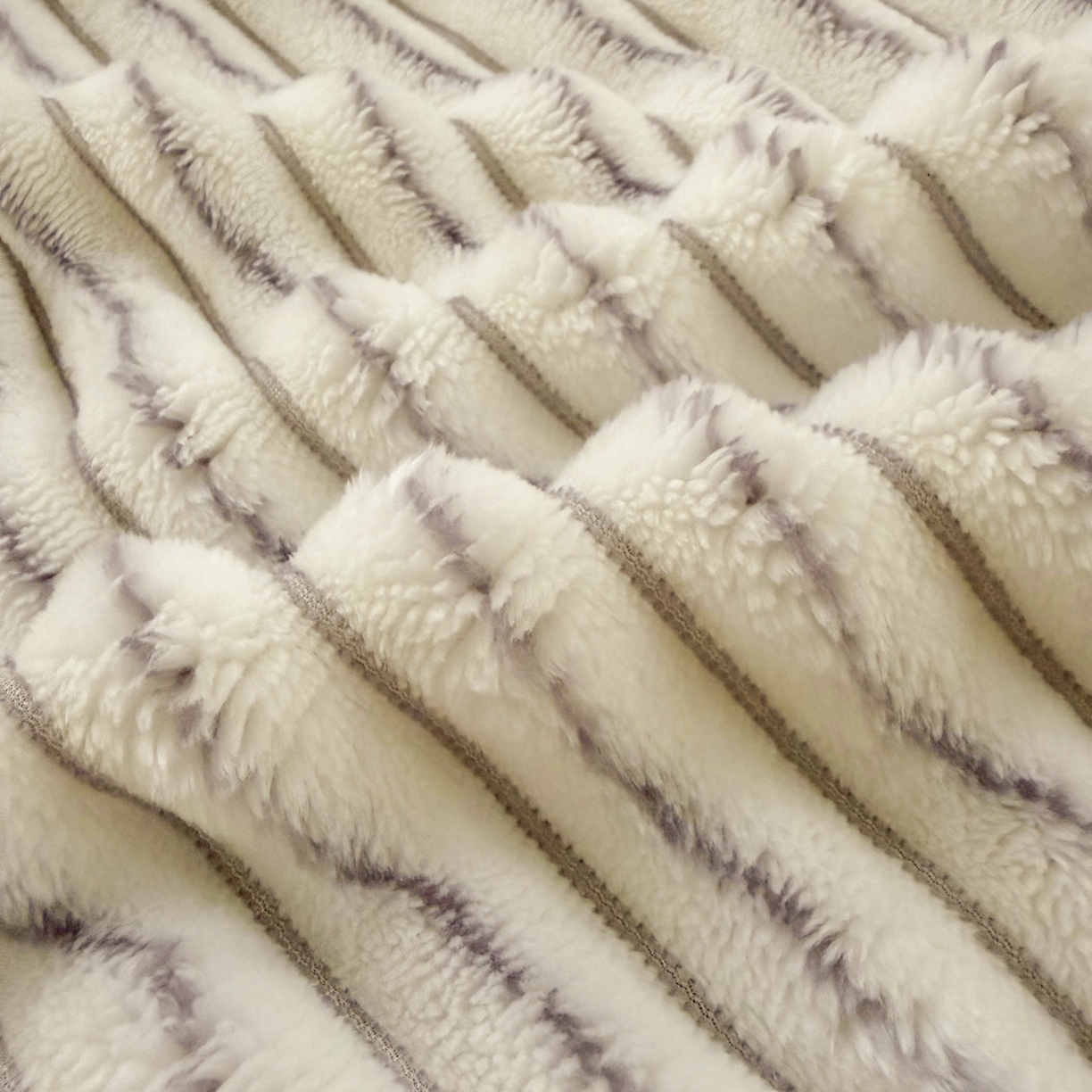 91家纺网 家纺一手货源 找家纺 潮邦创意家居 2025新款300G双面阳离子提花工艺球毯-花缀柔绒系列 花缀柔绒-紫