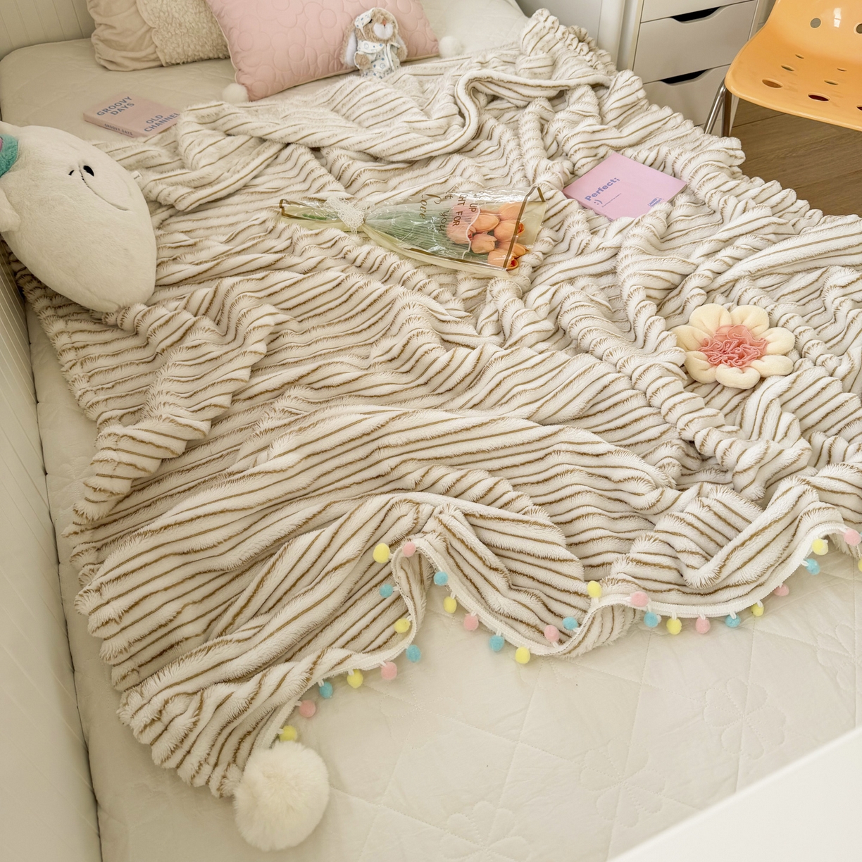 91家纺网 家纺一手货源 找家纺 潮邦创意家居 2025新款300G双面阳离子提花工艺球毯-花缀柔绒系列 花缀柔绒-驼