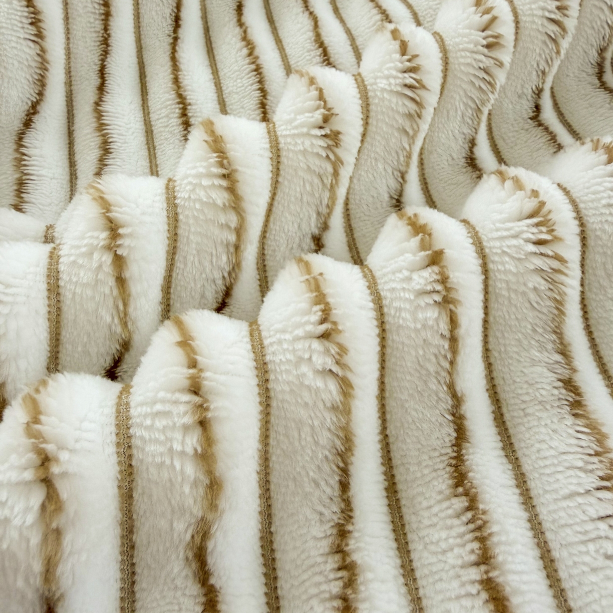 91家纺网 家纺一手货源 找家纺 潮邦创意家居 2025新款300G双面阳离子提花工艺球毯-花缀柔绒系列 花缀柔绒-驼