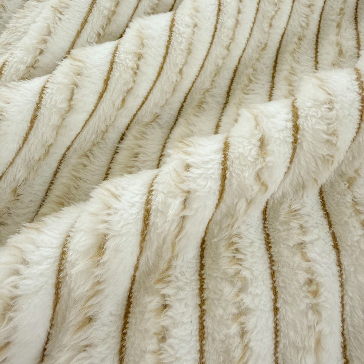 91家纺网 家纺一手货源 找家纺 潮邦创意家居 2025新款300G双面阳离子提花工艺球毯-花缀柔绒系列 花缀柔绒-驼