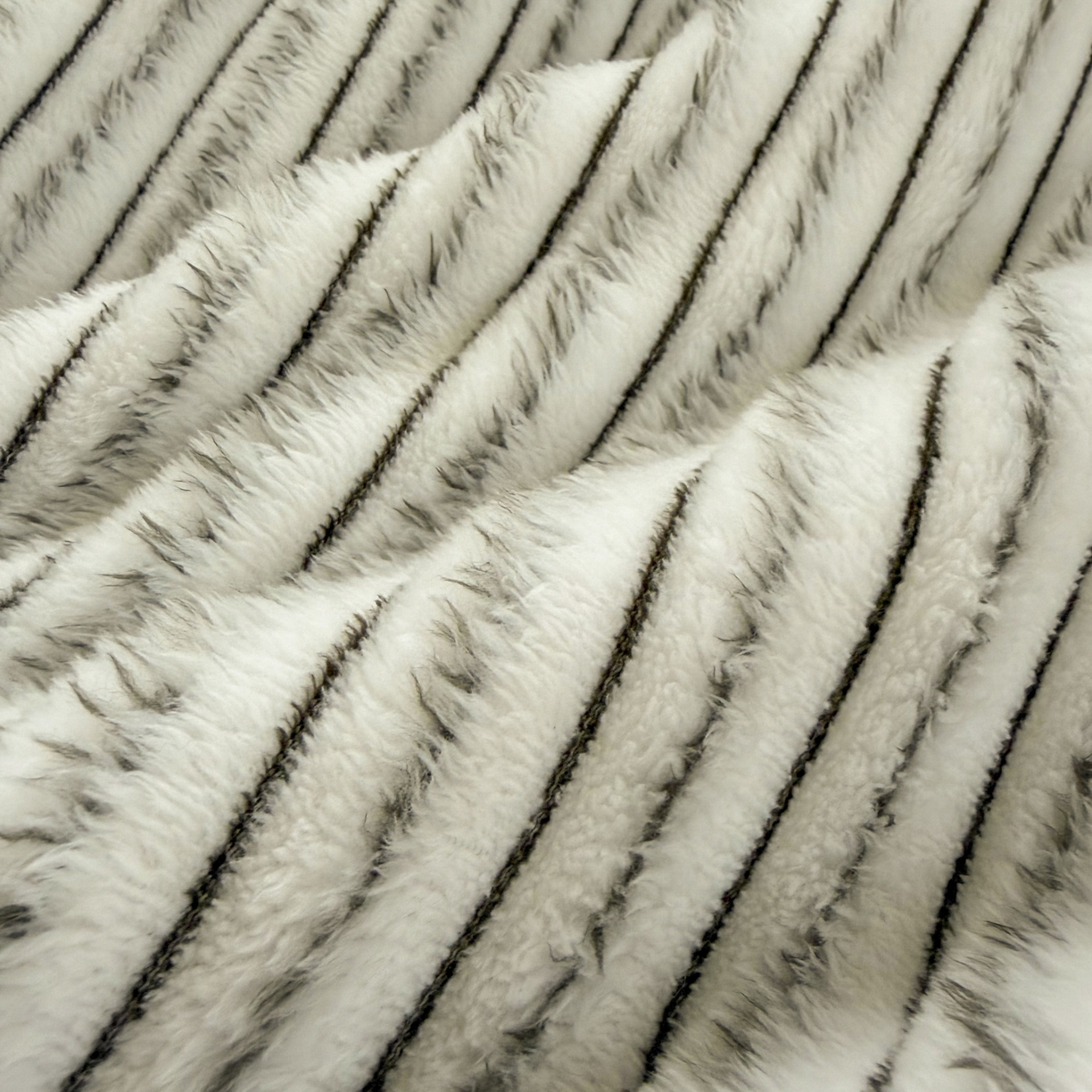 91家纺网 家纺一手货源 找家纺 潮邦创意家居 2025新款300G双面阳离子提花工艺球毯-花缀柔绒系列 花缀柔绒-黑