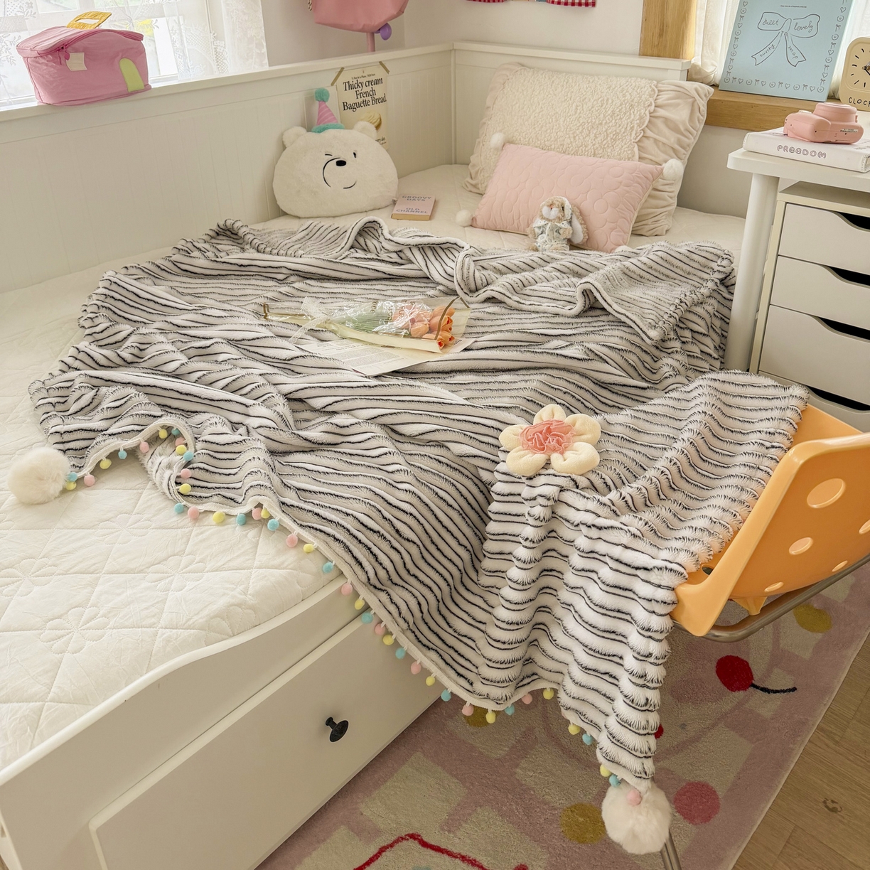 91家纺网 家纺一手货源 找家纺 潮邦创意家居 2025新款300G双面阳离子提花工艺球毯-花缀柔绒系列 花缀柔绒-黑