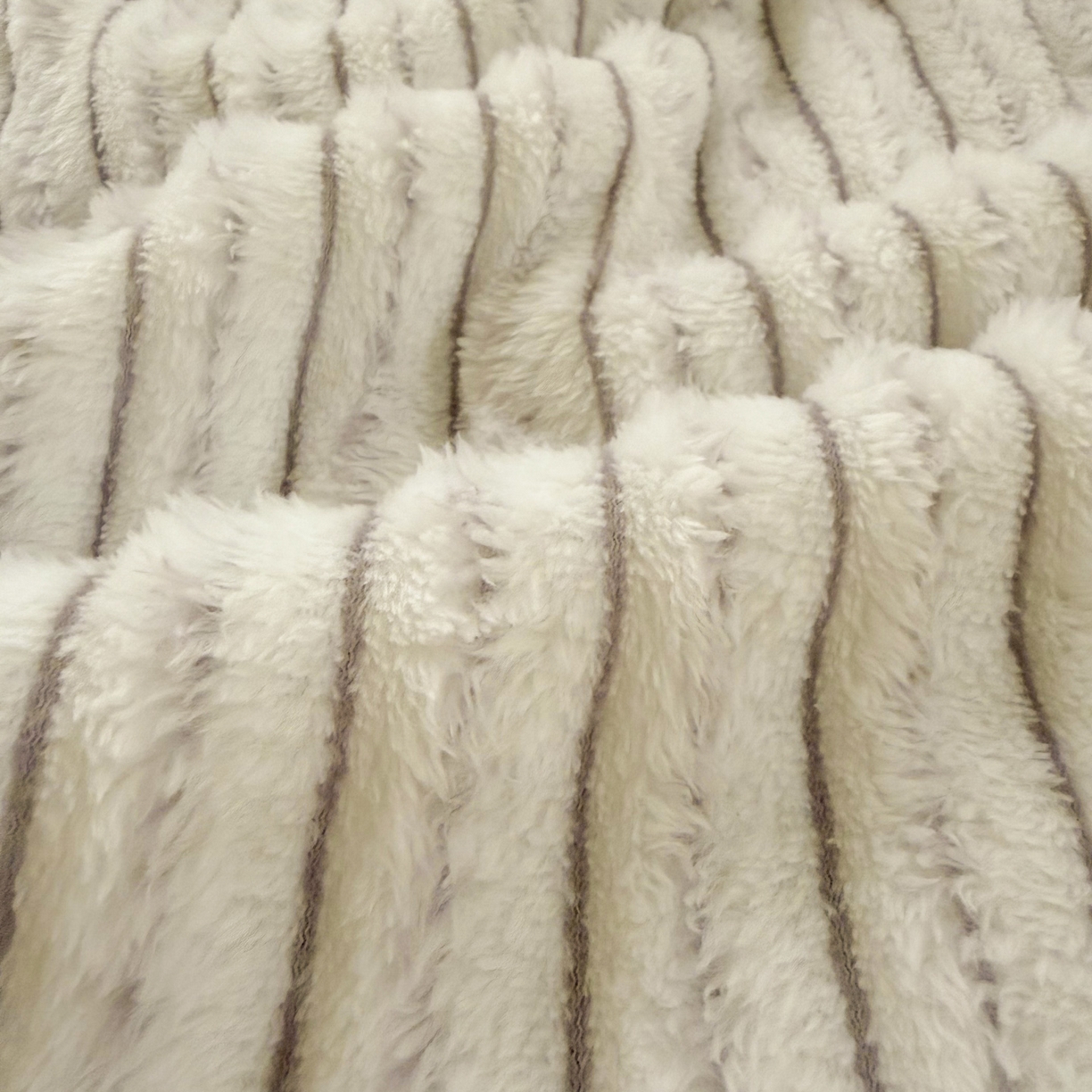 91家纺网 家纺一手货源 找家纺 潮邦创意家居 2025新款300G双面阳离子提花工艺球毯-花缀柔绒系列 花缀柔绒-紫