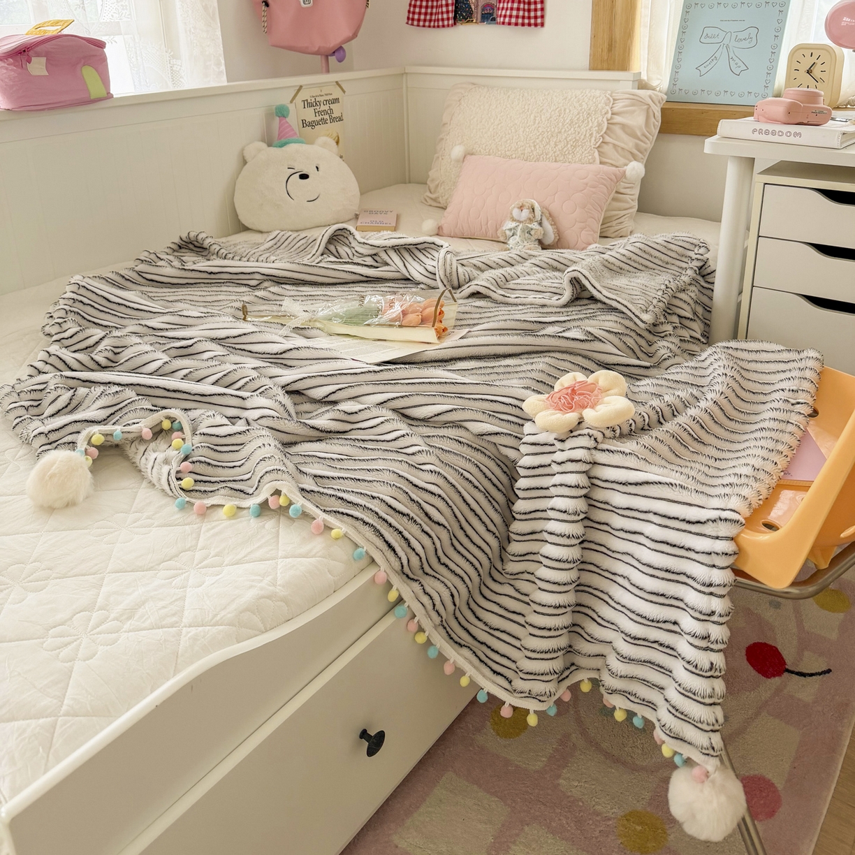 91家纺网 家纺一手货源 找家纺 潮邦创意家居 2025新款300G双面阳离子提花工艺球毯-花缀柔绒系列 花缀柔绒-黑