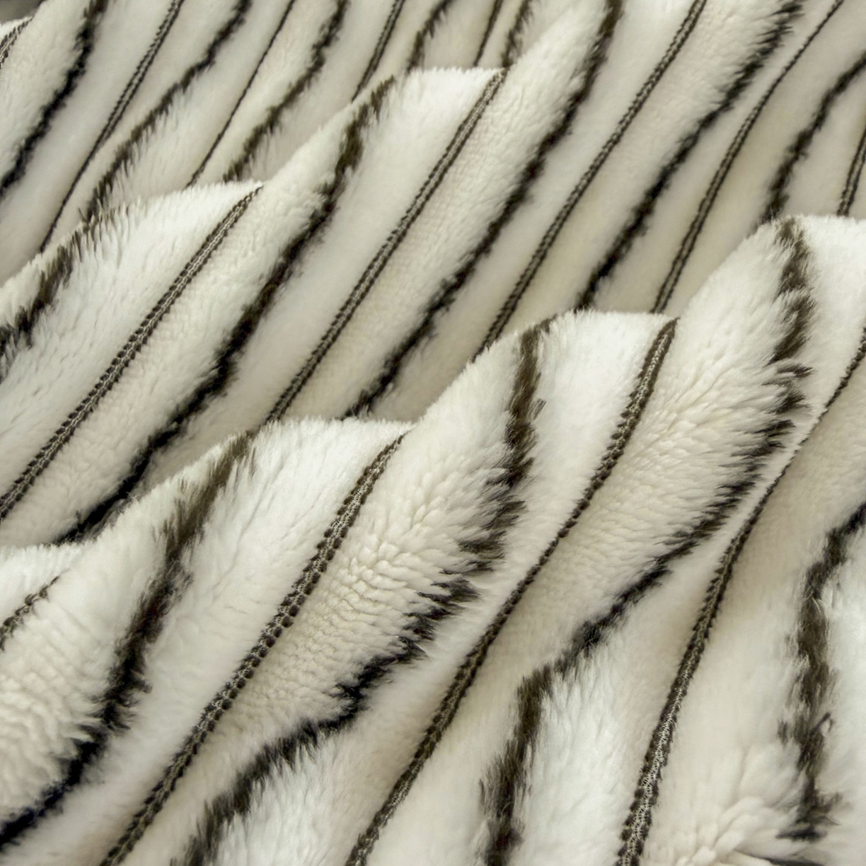 91家纺网 家纺一手货源 找家纺 潮邦创意家居 2025新款300G双面阳离子提花工艺球毯-花缀柔绒系列 花缀柔绒-黑