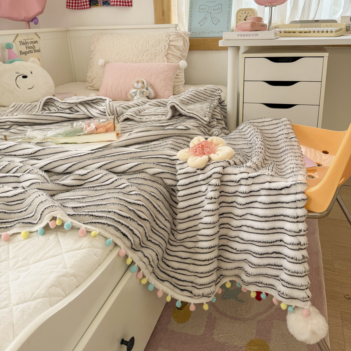 91家纺网 家纺一手货源 找家纺 潮邦创意家居 2025新款300G双面阳离子提花工艺球毯-花缀柔绒系列 花缀柔绒-黑