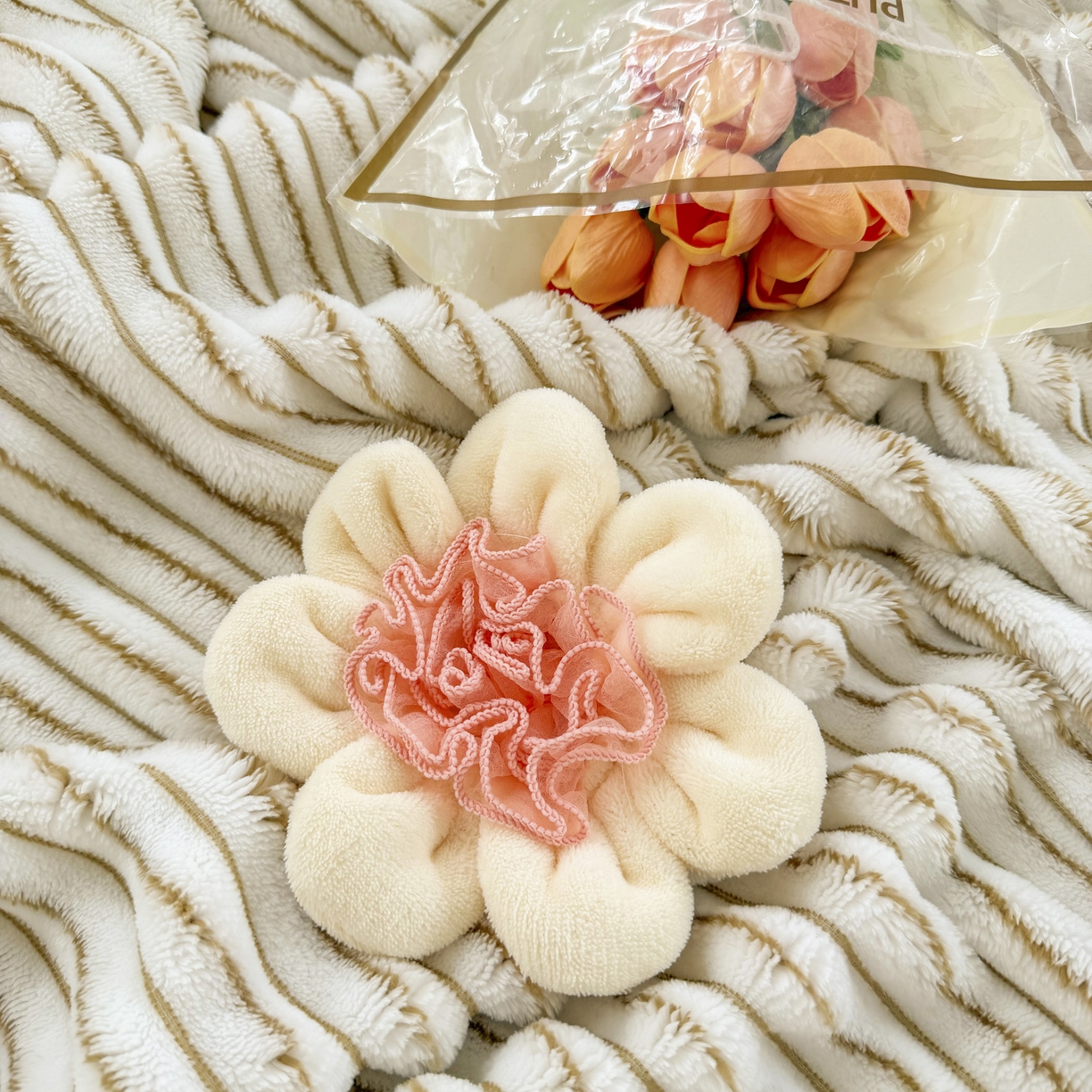 91家纺网 家纺一手货源 找家纺 潮邦创意家居 2025新款300G双面阳离子提花工艺球毯-花缀柔绒系列 花缀柔绒-驼