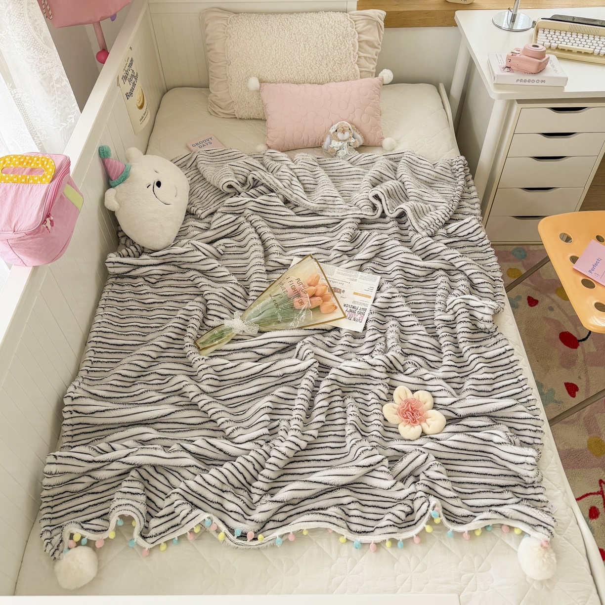 91家纺网 家纺一手货源 找家纺 潮邦创意家居 2025新款300G双面阳离子提花工艺球毯-花缀柔绒系列 花缀柔绒-黑