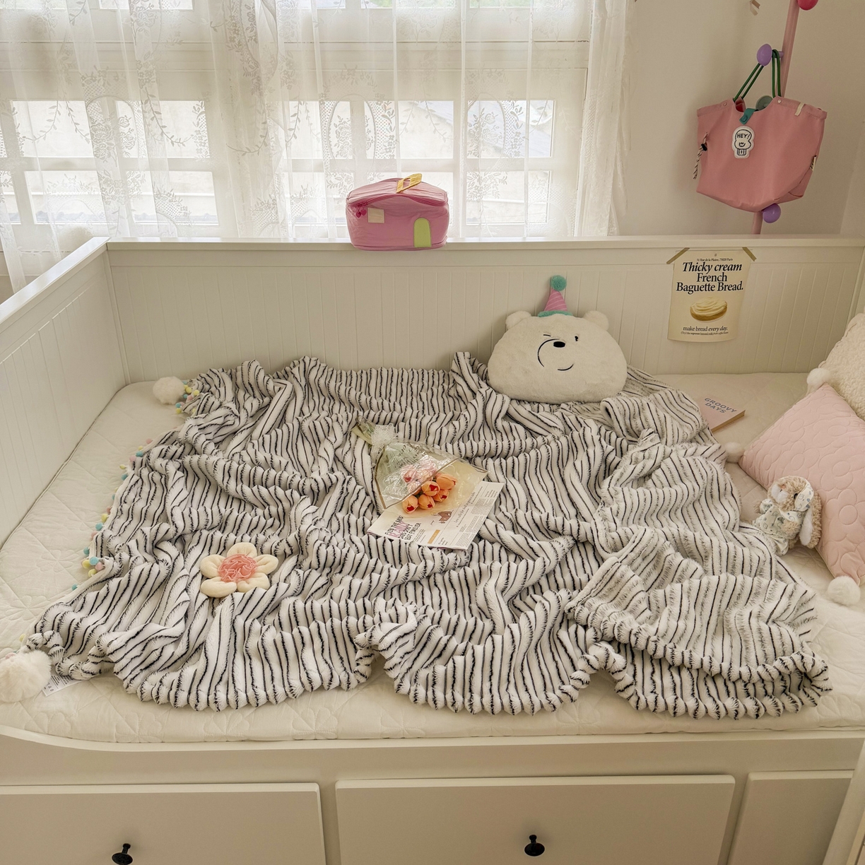 91家纺网 家纺一手货源 找家纺 潮邦创意家居 2025新款300G双面阳离子提花工艺球毯-花缀柔绒系列 花缀柔绒-黑