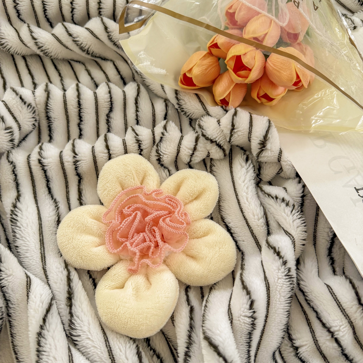 91家纺网 家纺一手货源 找家纺 潮邦创意家居 2025新款300G双面阳离子提花工艺球毯-花缀柔绒系列 花缀柔绒-黑