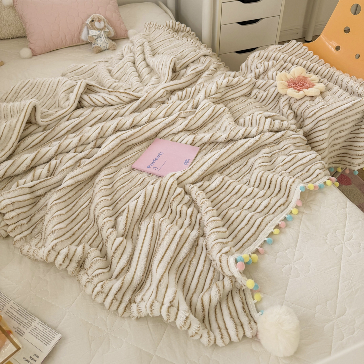 91家纺网 家纺一手货源 找家纺 潮邦创意家居 2025新款300G双面阳离子提花工艺球毯-花缀柔绒系列 花缀柔绒-驼