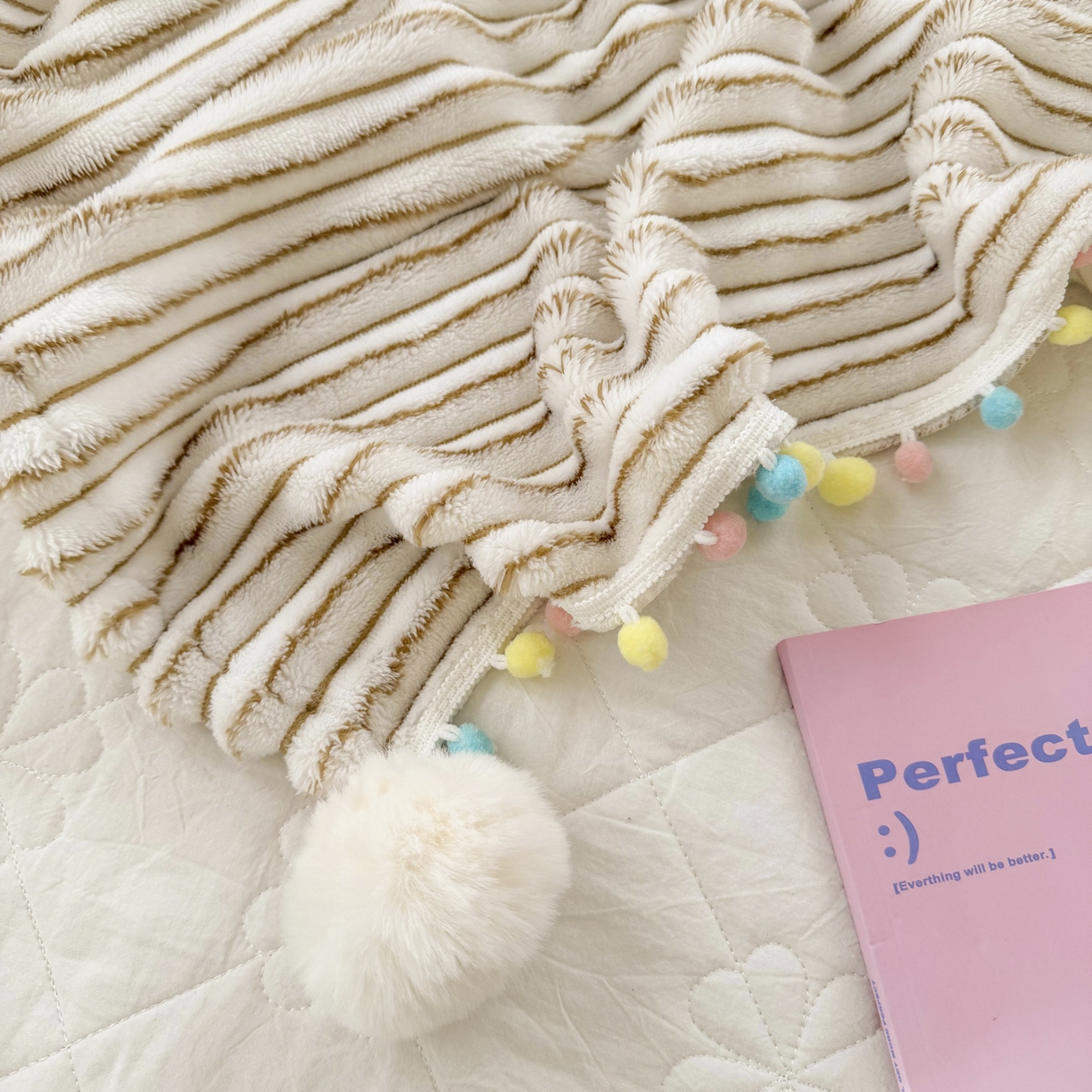 91家纺网 家纺一手货源 找家纺 潮邦创意家居 2025新款300G双面阳离子提花工艺球毯-花缀柔绒系列 花缀柔绒-驼