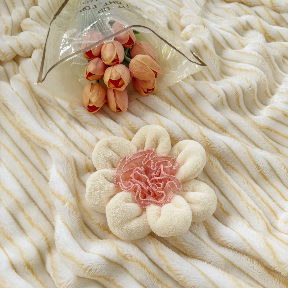 91家纺网 家纺一手货源 找家纺 潮邦创意家居 2025新款300G双面阳离子提花工艺球毯-花缀柔绒系列 花缀柔绒-暖橙