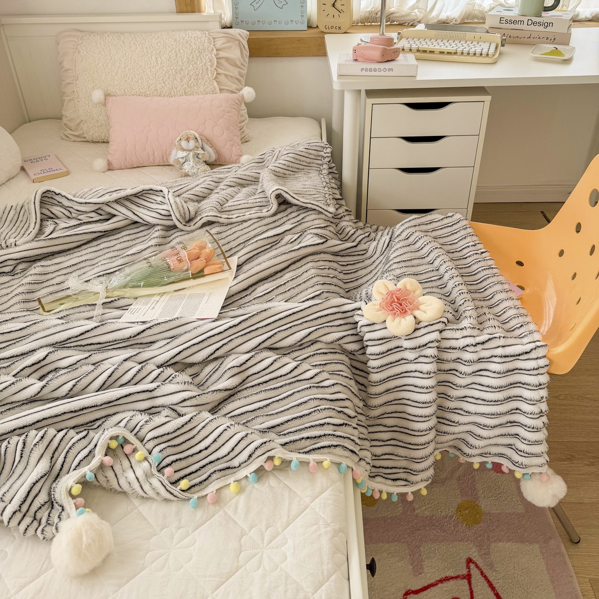 91家纺网 家纺一手货源 找家纺 潮邦创意家居 2025新款300G双面阳离子提花工艺球毯-花缀柔绒系列 花缀柔绒-黑