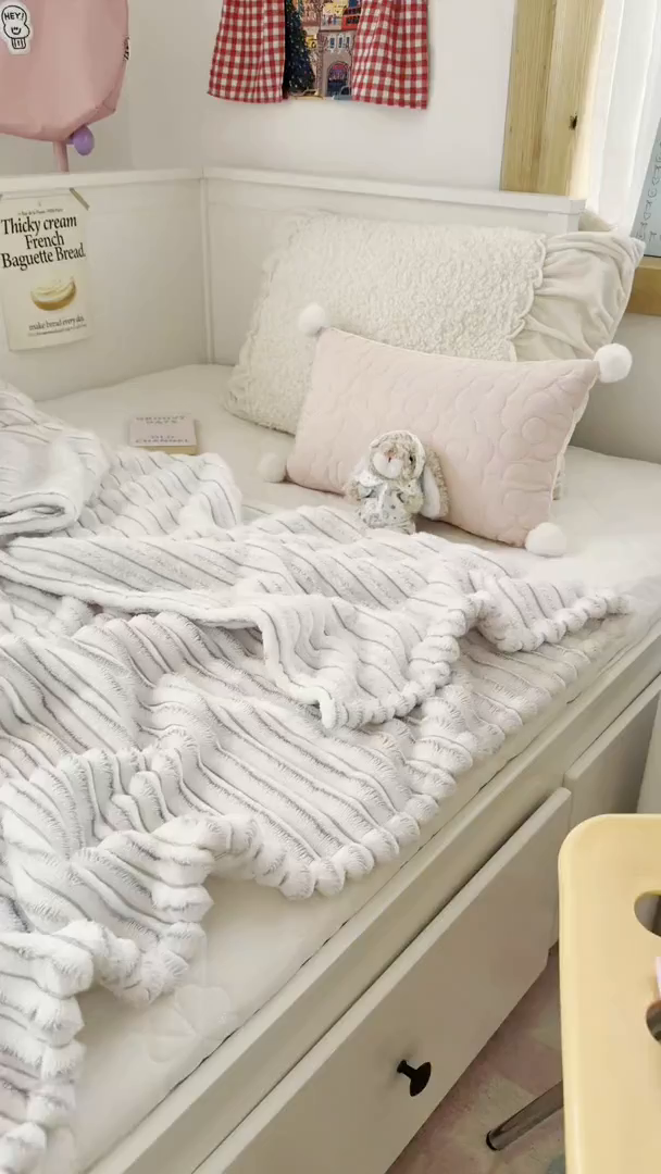 91家纺网 家纺一手货源 找家纺 潮邦创意家居 2025新款300G双面阳离子提花工艺球毯-花缀柔绒系列 花缀柔绒-紫