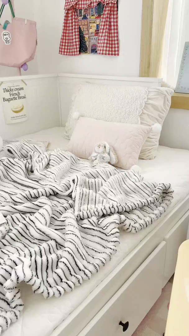 91家纺网 家纺一手货源 找家纺 潮邦创意家居 2025新款300G双面阳离子提花工艺球毯-花缀柔绒系列 花缀柔绒-黑