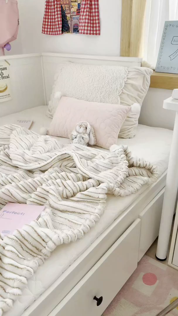 91家纺网 家纺一手货源 找家纺 潮邦创意家居 2025新款300G双面阳离子提花工艺球毯-花缀柔绒系列 花缀柔绒-驼