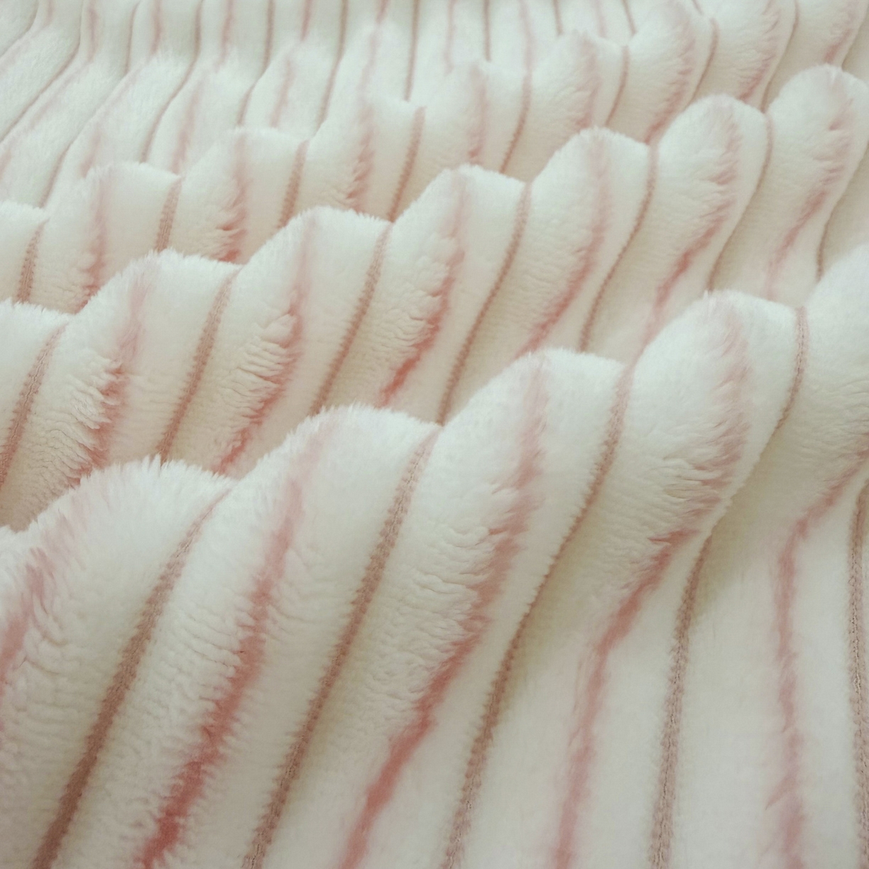 91家纺网 家纺一手货源 找家纺 潮邦创意家居 2025新款300G双面阳离子提花工艺球毯-花缀柔绒系列 花缀柔绒-粉