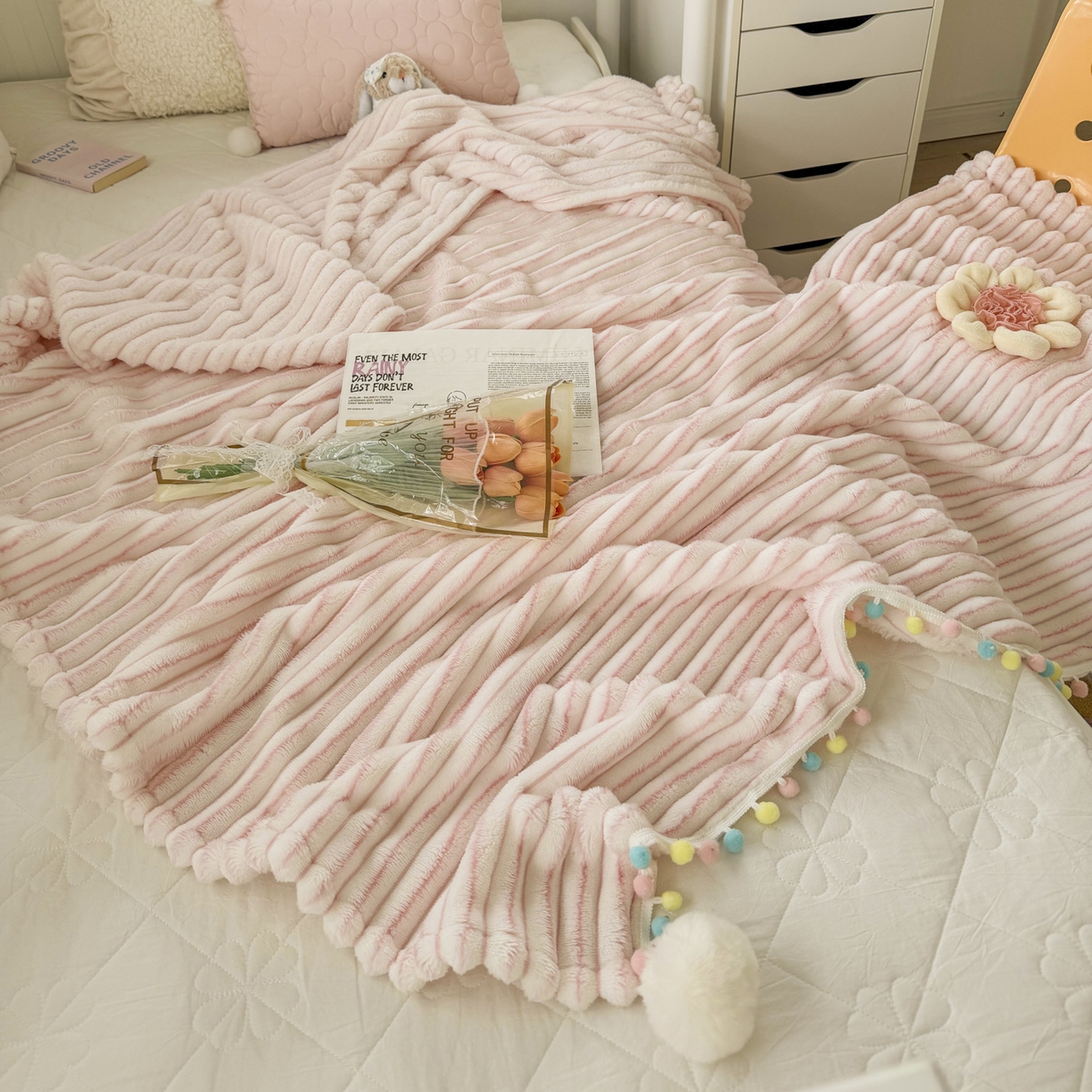 91家纺网 家纺一手货源 找家纺 潮邦创意家居 2025新款300G双面阳离子提花工艺球毯-花缀柔绒系列 花缀柔绒-粉