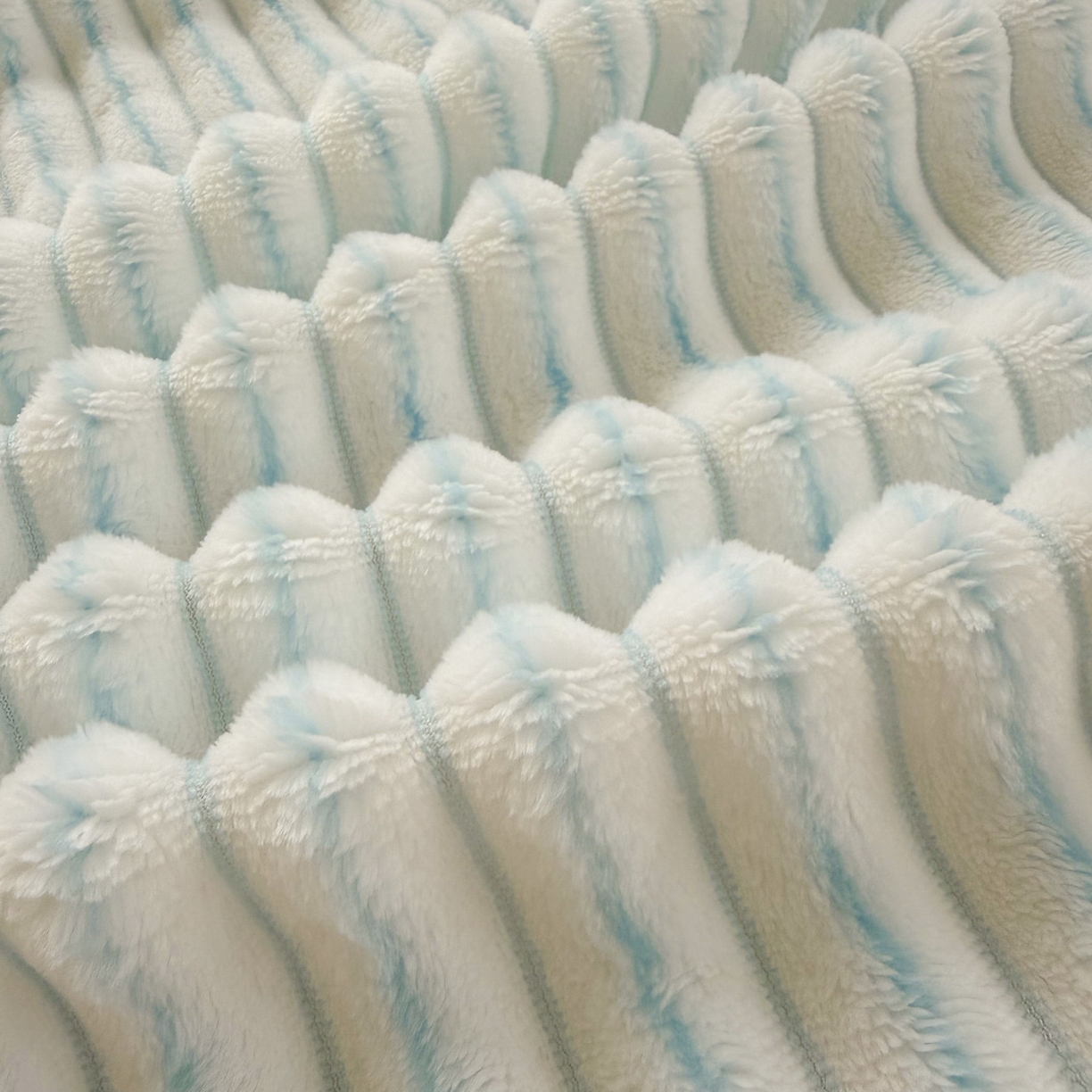 91家纺网 家纺一手货源 找家纺 潮邦创意家居 2025新款300G双面阳离子提花工艺球毯-花缀柔绒系列 花缀柔绒-兰