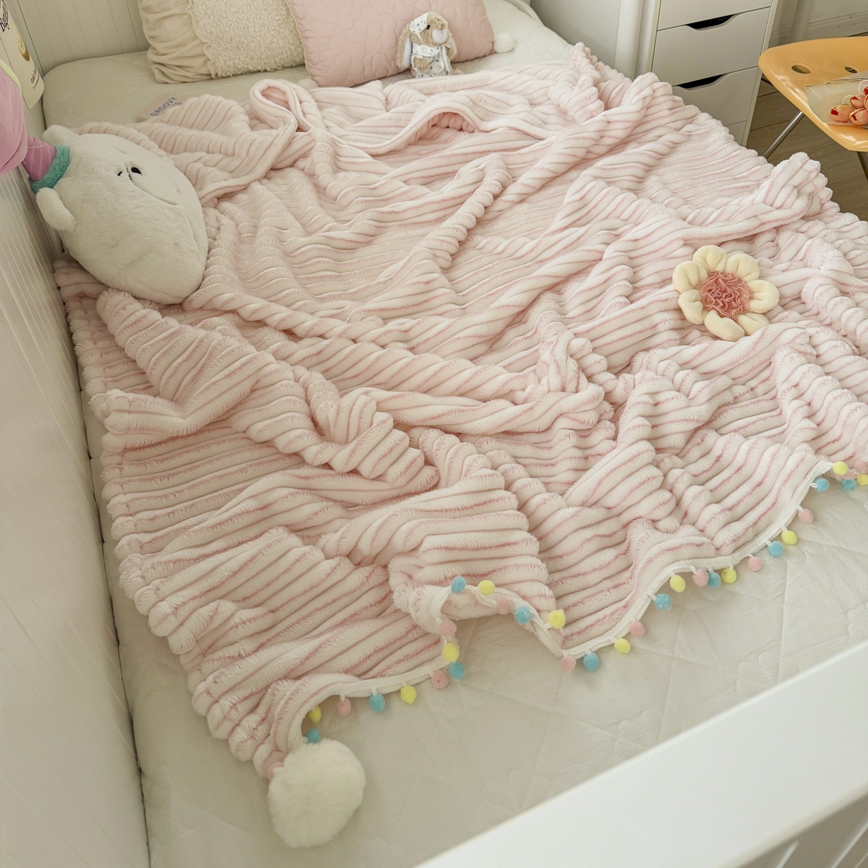 91家纺网 家纺一手货源 找家纺 潮邦创意家居 2025新款300G双面阳离子提花工艺球毯-花缀柔绒系列 花缀柔绒-粉