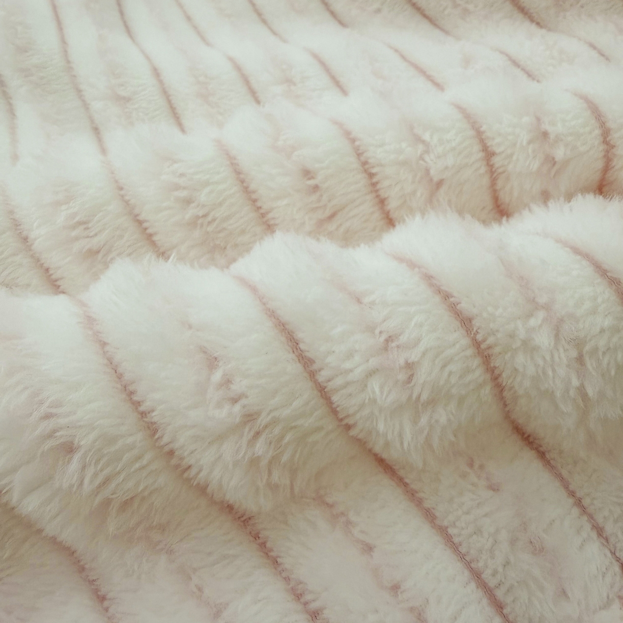 91家纺网 家纺一手货源 找家纺 潮邦创意家居 2025新款300G双面阳离子提花工艺球毯-花缀柔绒系列 花缀柔绒-粉