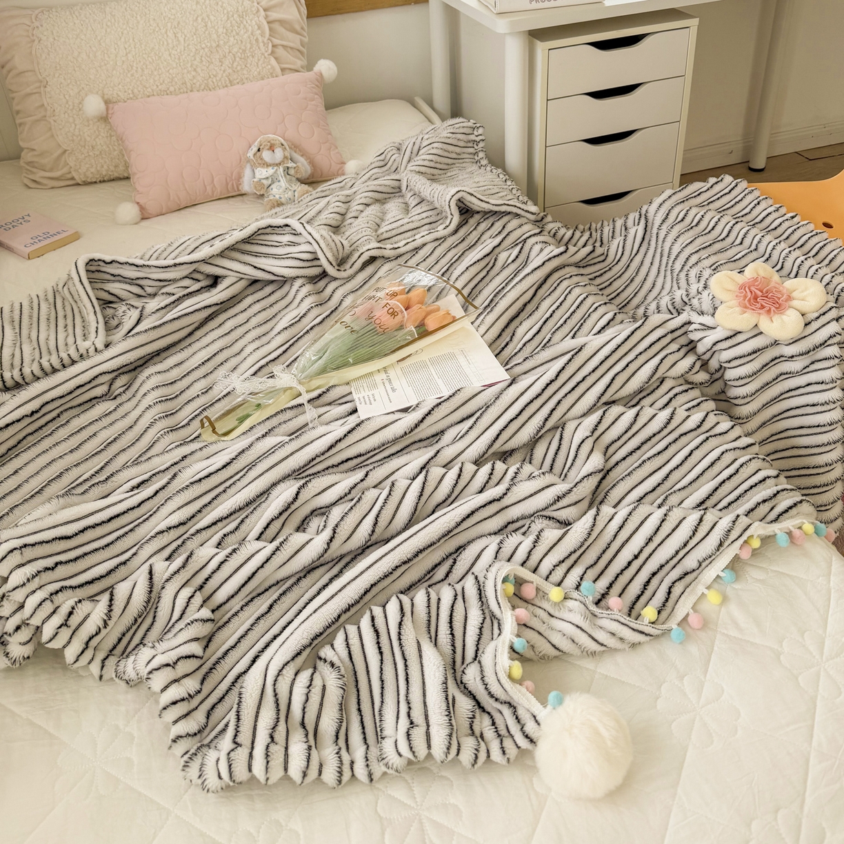 91家纺网 家纺一手货源 找家纺 潮邦创意家居 2025新款300G双面阳离子提花工艺球毯-花缀柔绒系列 花缀柔绒-黑