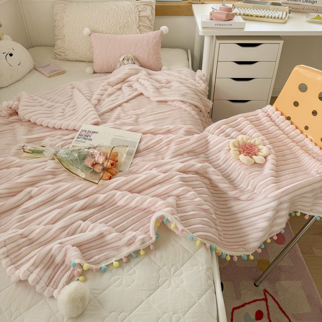 91家纺网 家纺一手货源 找家纺 潮邦创意家居 2025新款300G双面阳离子提花工艺球毯-花缀柔绒系列 花缀柔绒-粉