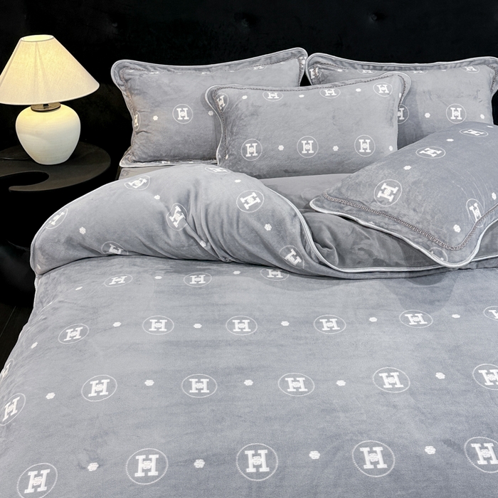 91家纺网 家纺一手货源 找家纺 诺梵家纺 2025新款8斤加厚保暖金貂绒牛奶绒印花四件套 奢雅灰