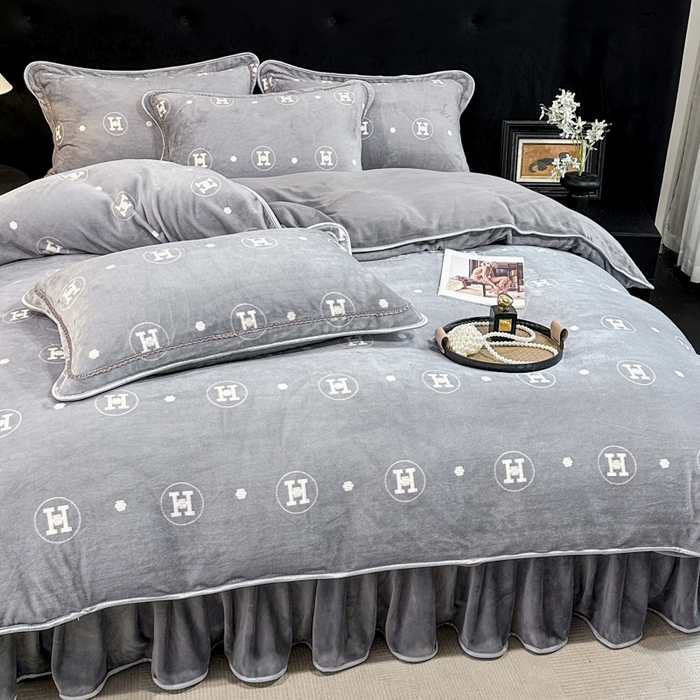 91家纺网 家纺一手货源 找家纺 诺梵家纺 2025新款8斤加厚保暖金貂绒牛奶绒印花四件套 奢雅灰