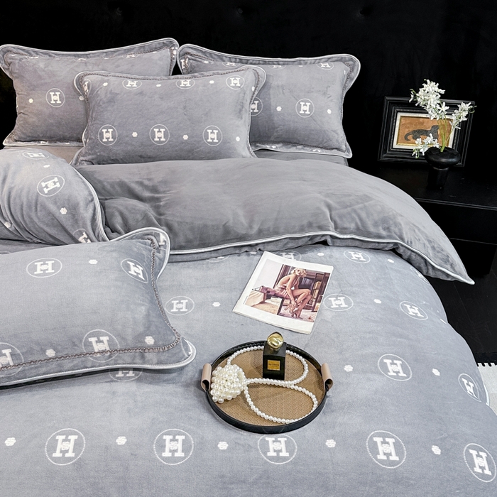 91家纺网 家纺一手货源 找家纺 诺梵家纺 2025新款8斤加厚保暖金貂绒牛奶绒印花四件套 奢雅灰