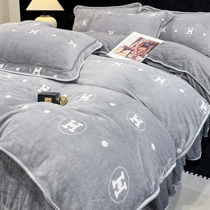 91家纺网 家纺一手货源 找家纺 诺梵家纺 2025新款8斤加厚保暖金貂绒牛奶绒印花四件套 奢雅灰