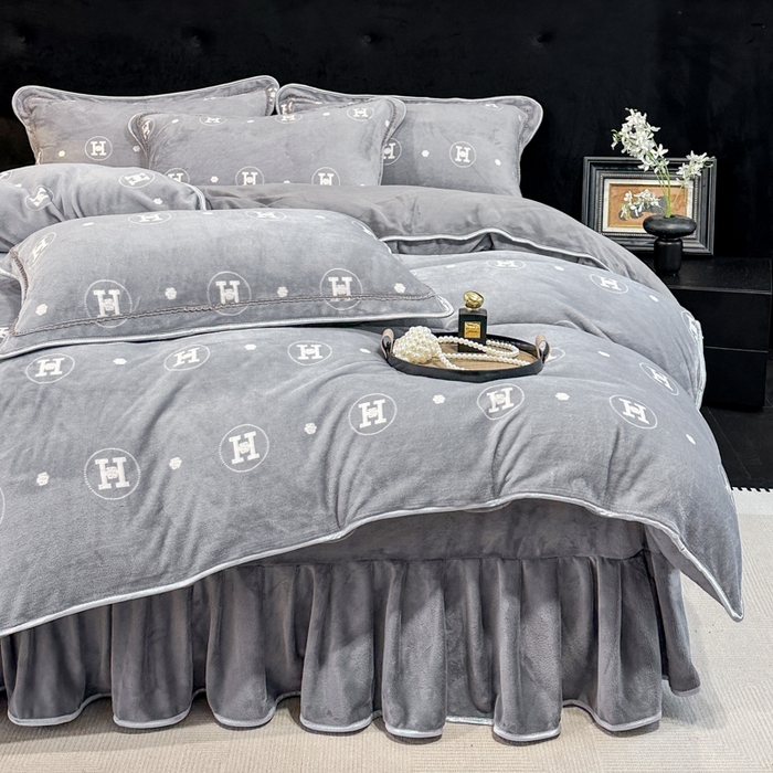 91家纺网 家纺一手货源 找家纺 诺梵家纺 2025新款8斤加厚保暖金貂绒牛奶绒印花四件套 奢雅灰