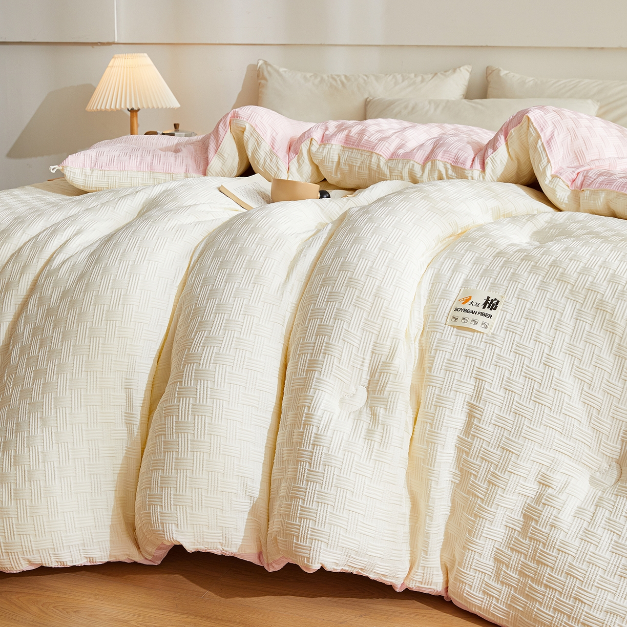 91家纺网 家纺一手货源 找家纺 初相识被业 2025新款双拼原棉提花大豆纤维被被子被芯 小豆仙白拼粉