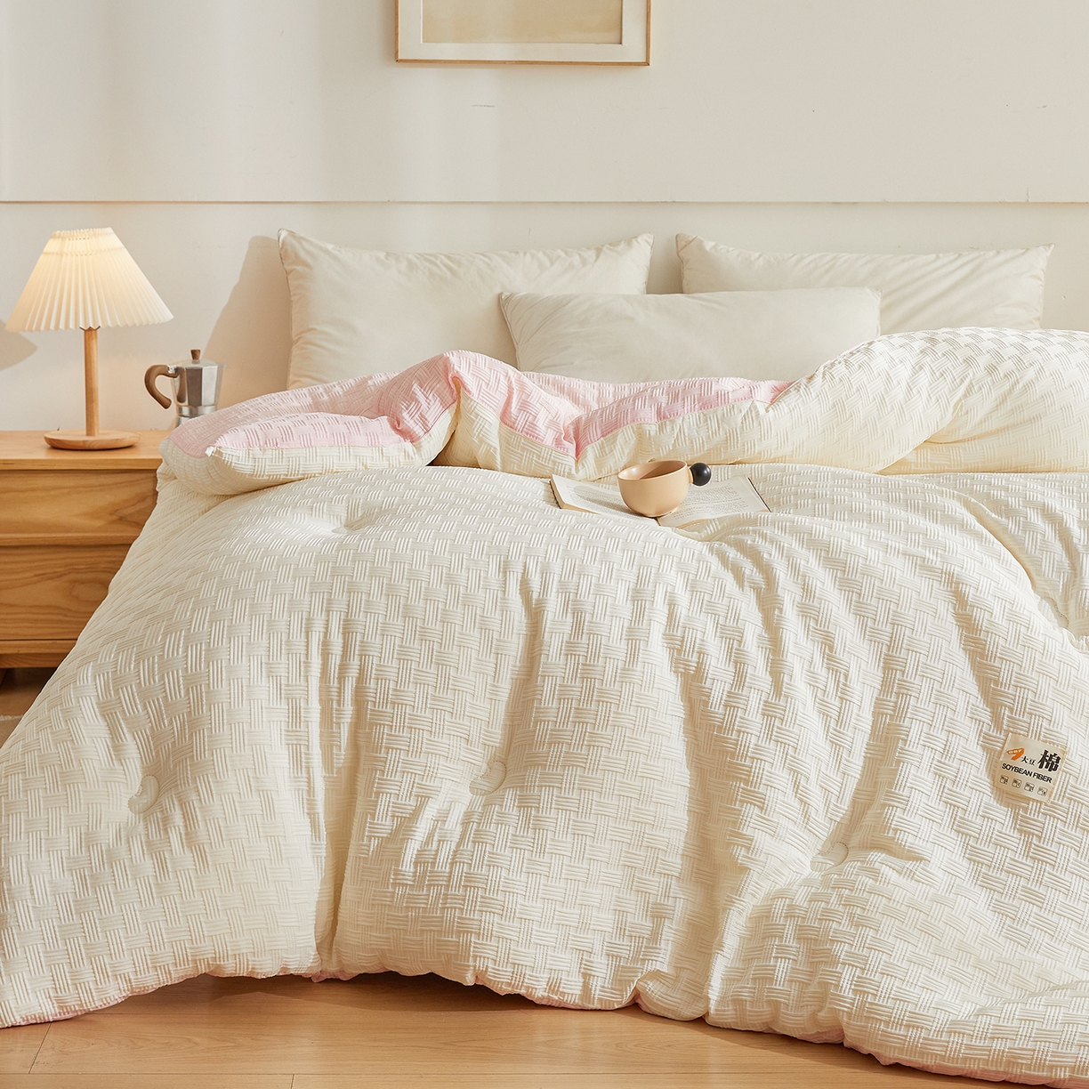 91家纺网 家纺一手货源 找家纺 初相识被业 2025新款双拼原棉提花大豆纤维被被子被芯 小豆仙白拼粉