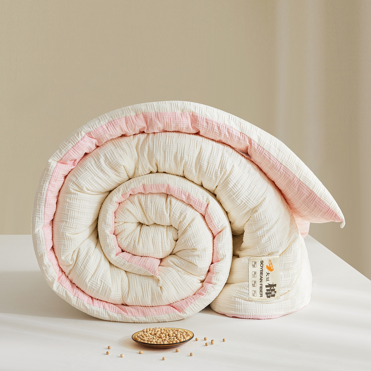 91家纺网 家纺一手货源 找家纺 初相识被业 2025新款双拼原棉提花大豆纤维被被子被芯 小豆仙白拼粉