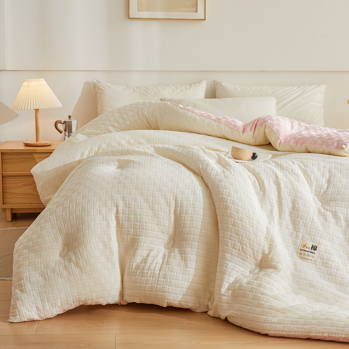 91家纺网 家纺一手货源 找家纺 初相识被业 2025新款双拼原棉提花大豆纤维被被子被芯 小豆仙白拼粉