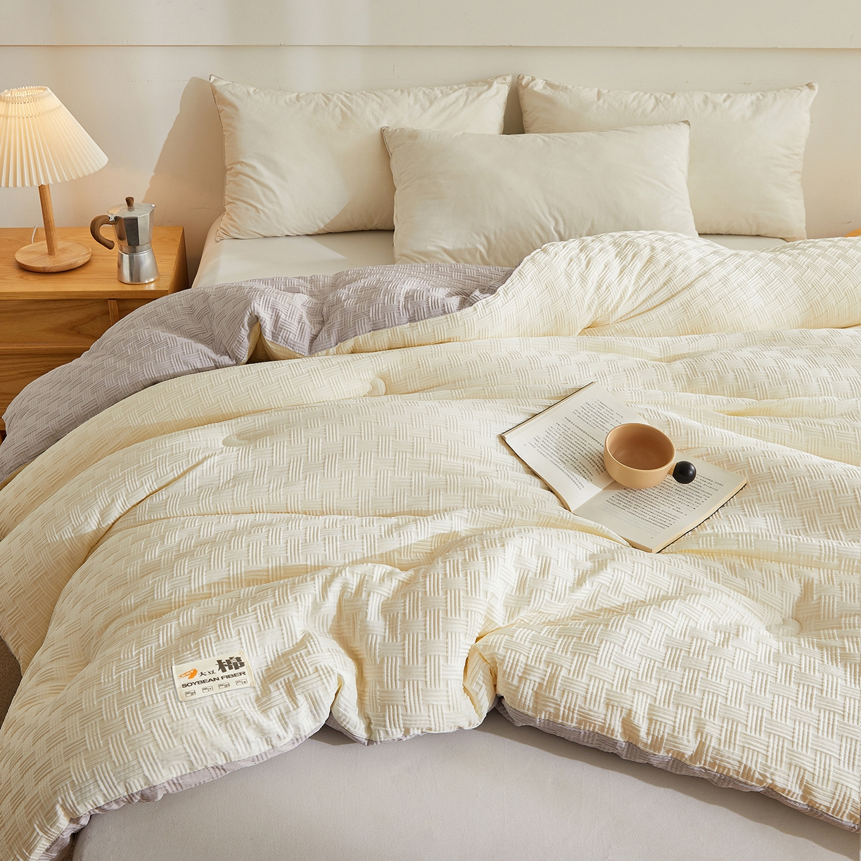 91家纺网 家纺一手货源 找家纺 初相识被业 2025新款双拼原棉提花大豆纤维被被子被芯 小豆仙白拼灰