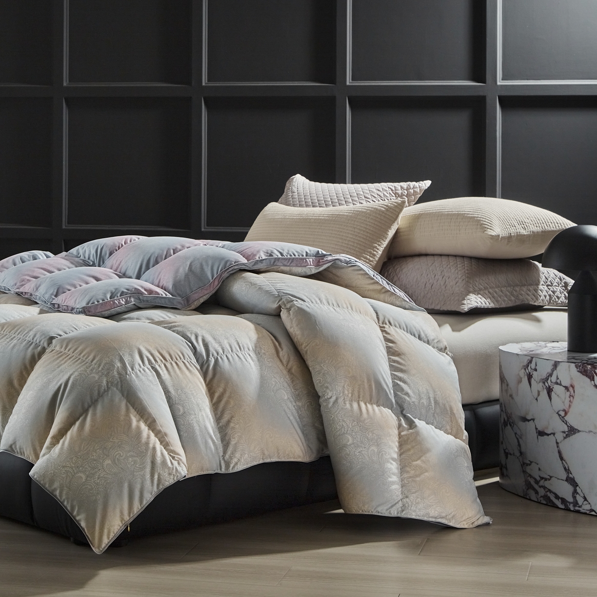 91家纺网 家纺一手货源 找家纺 暖羽屋羽绒馆 2025新款绒子含量95白鹅绒被子 国标95白鹅绒被芯双人加厚磨毛糯棉春秋被 云梦反面