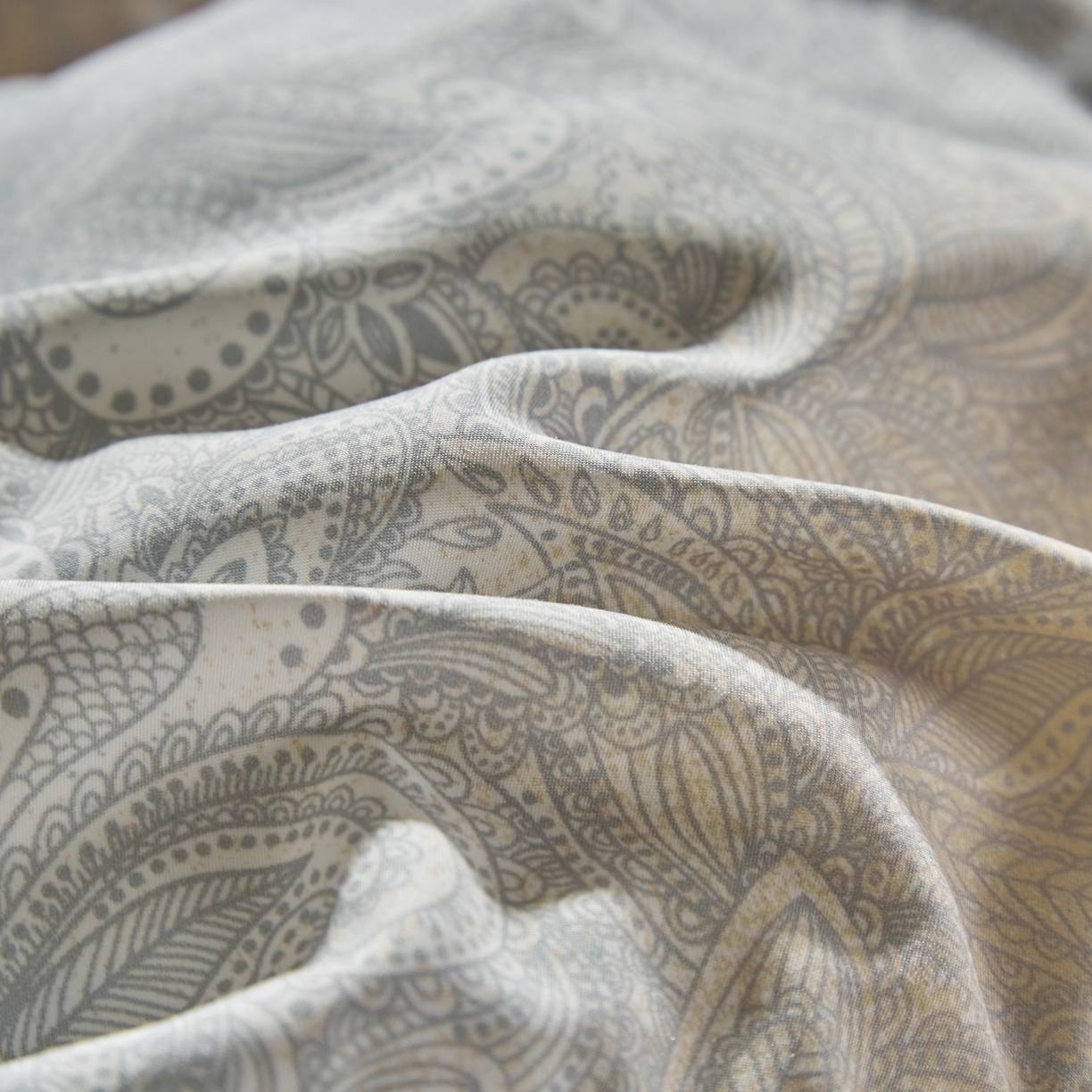 91家纺网 家纺一手货源 找家纺 暖羽屋羽绒馆 2025新款绒子含量95白鹅绒被子 国标95白鹅绒被芯双人加厚磨毛糯棉春秋被 云梦反面