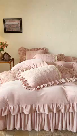 91家纺网 家纺一手货源 找家纺 瑞宝 2025新款全消光牛奶绒夹棉款床裙四件套-伊莲娜 伊莲娜-颜粉