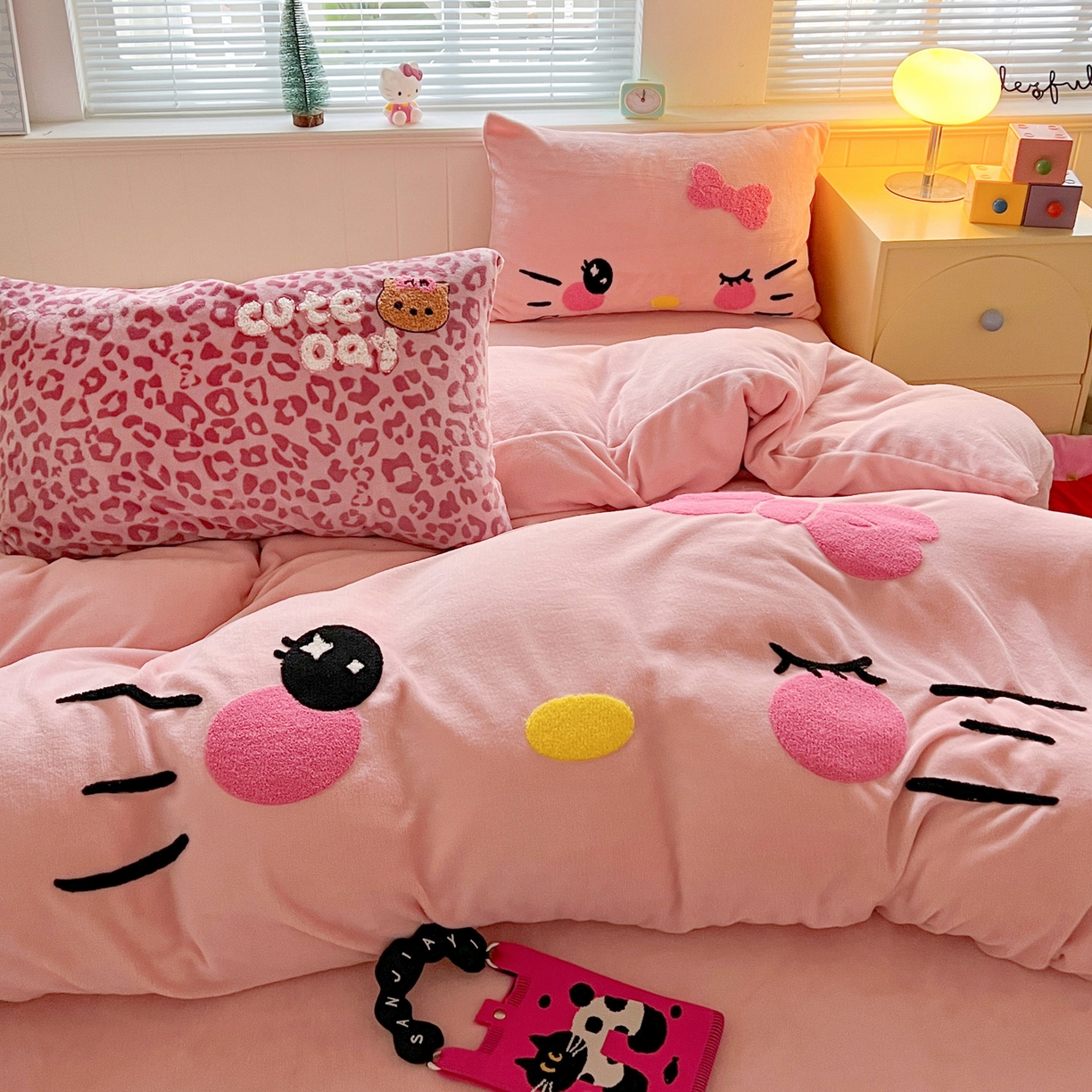 91家纺网 家纺一手货源 找家纺 优选 2025新款高克重200g牛奶绒数码印花毛巾绣卡通四件套直播爆款电商爆款 粉粉表情猫