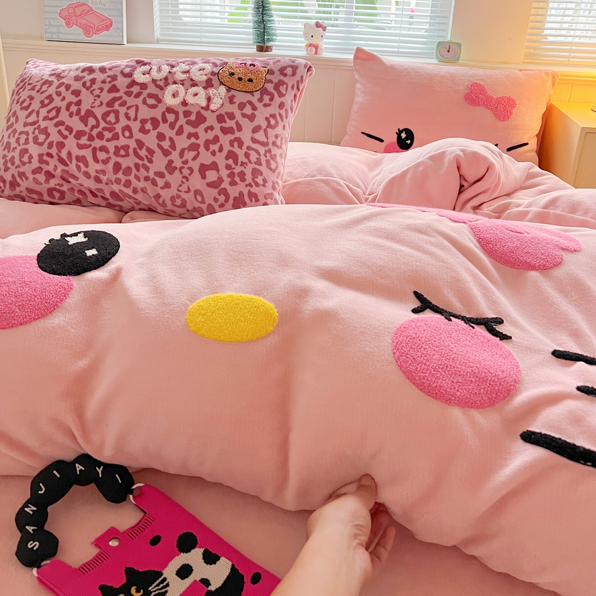 91家纺网 家纺一手货源 找家纺 优选 2025新款高克重200g牛奶绒数码印花毛巾绣卡通四件套直播爆款电商爆款 粉粉表情猫