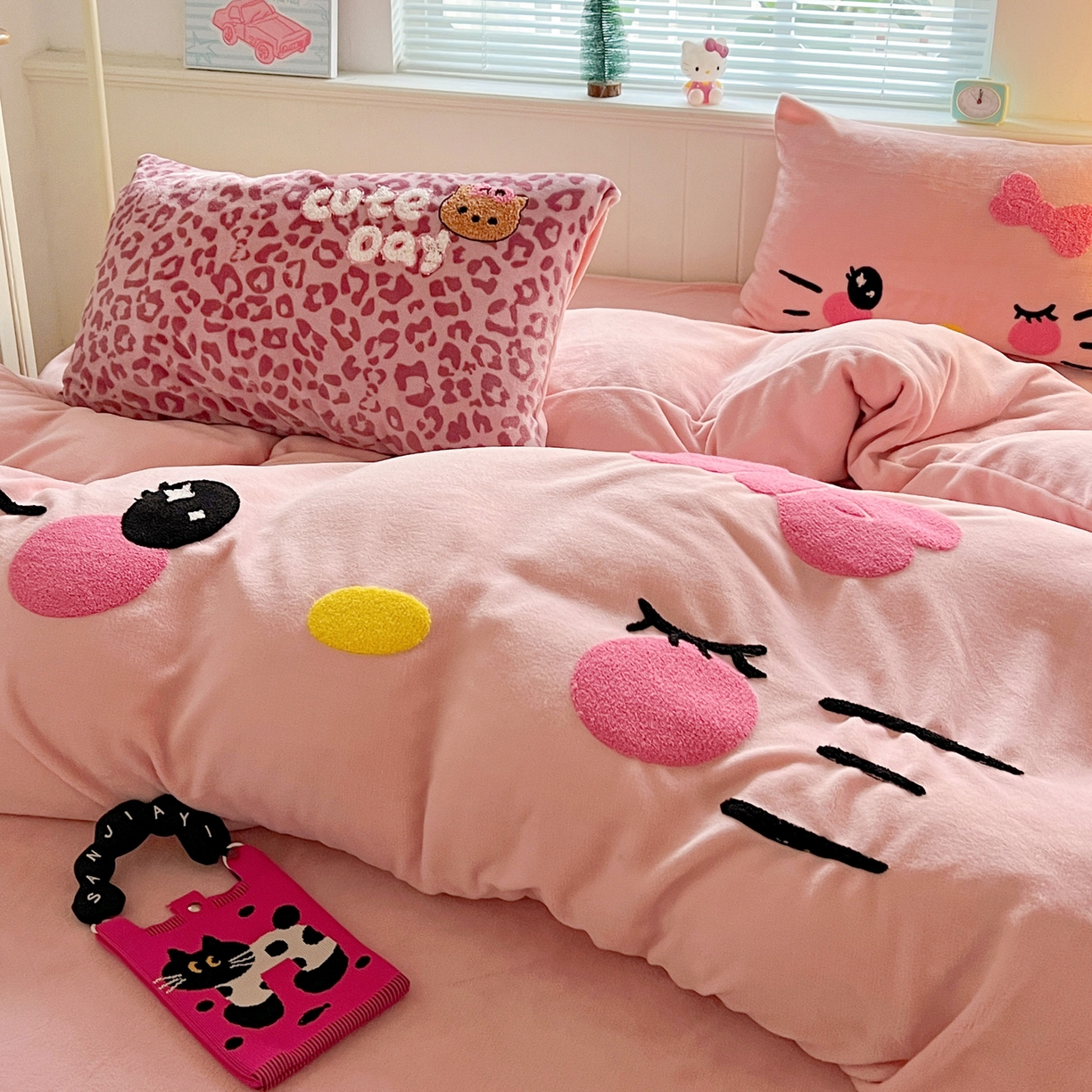 91家纺网 家纺一手货源 找家纺 优选 2025新款高克重200g牛奶绒数码印花毛巾绣卡通四件套直播爆款电商爆款 粉粉表情猫