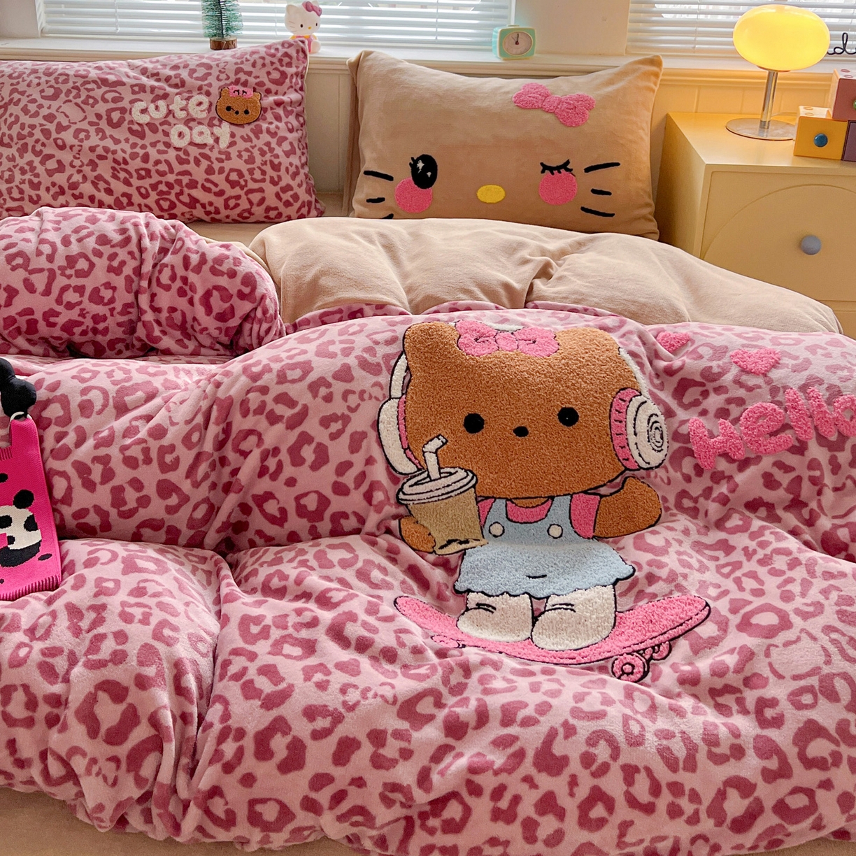 91家纺网 家纺一手货源 找家纺 优选 2025新款高克重200g牛奶绒数码印花毛巾绣卡通四件套直播爆款电商爆款 黑皮粉