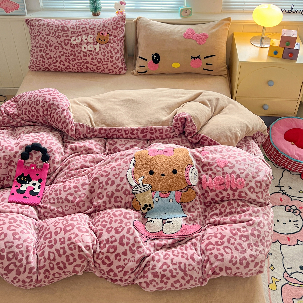 91家纺网 家纺一手货源 找家纺 优选 2025新款高克重200g牛奶绒数码印花毛巾绣卡通四件套直播爆款电商爆款 黑皮粉