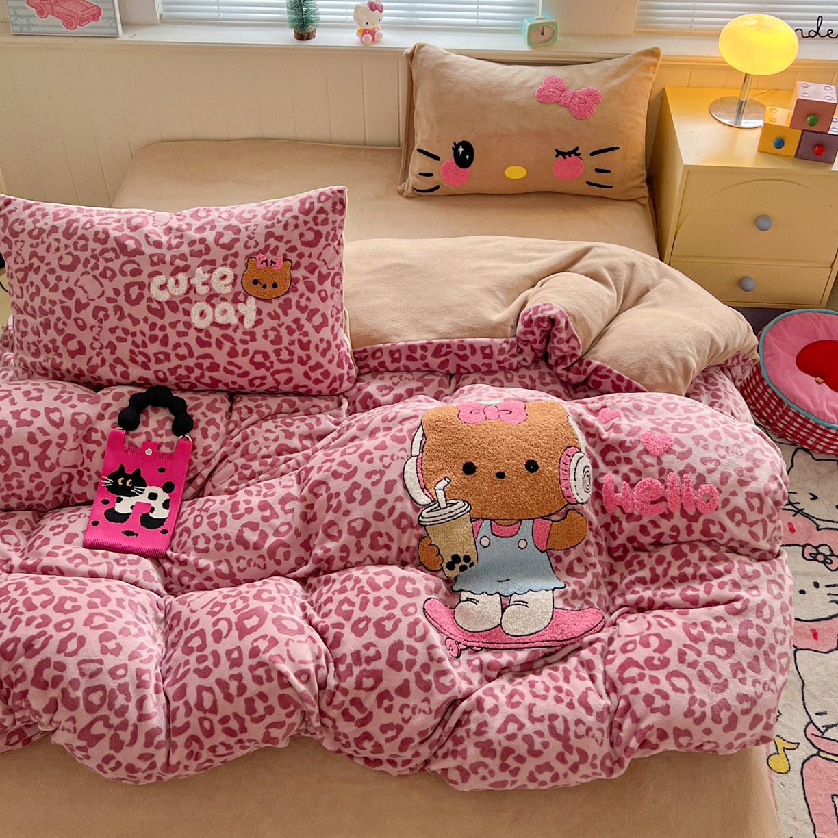 91家纺网 家纺一手货源 找家纺 优选 2025新款高克重200g牛奶绒数码印花毛巾绣卡通四件套直播爆款电商爆款 黑皮粉